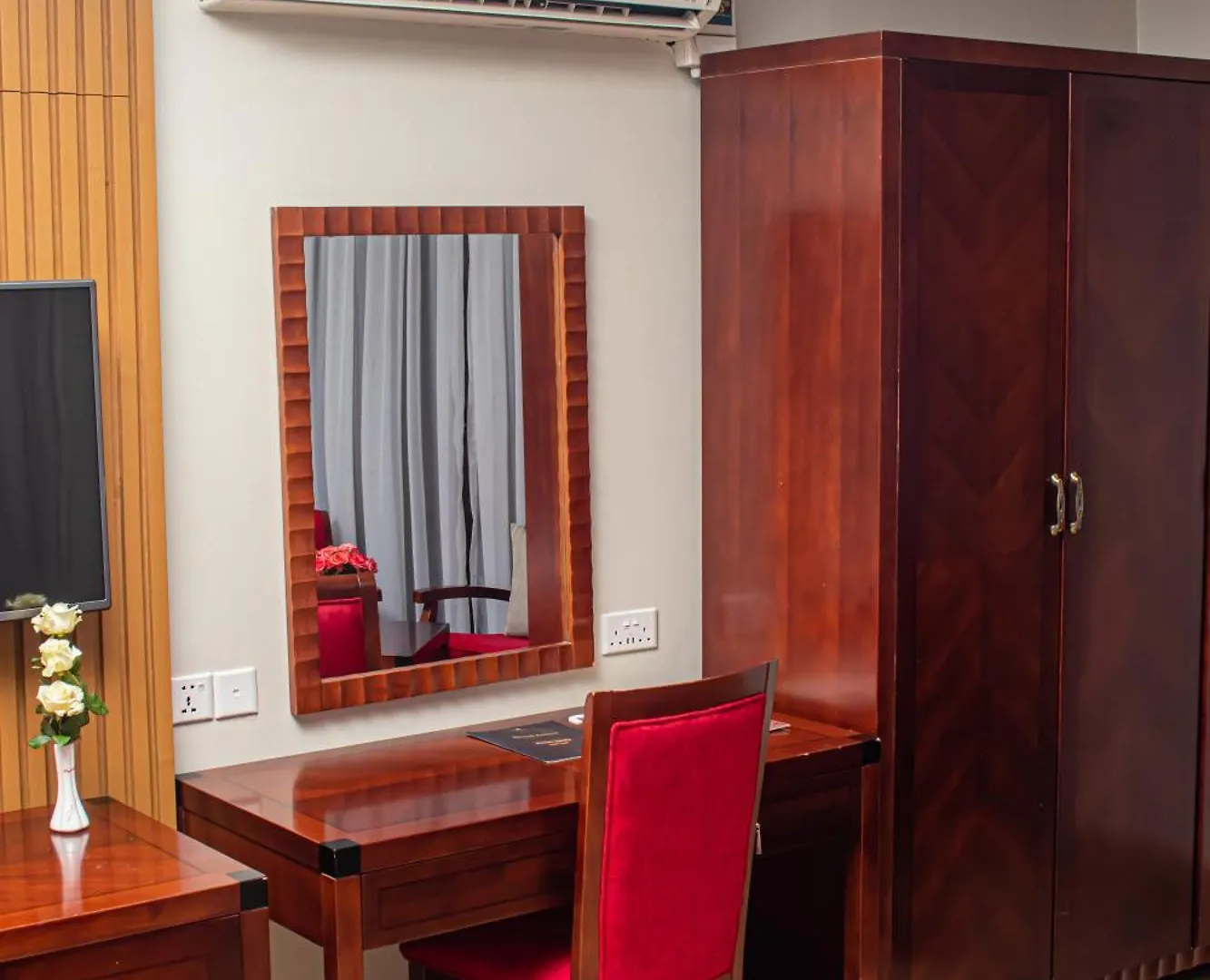 Hotel Royal Suites Kampala